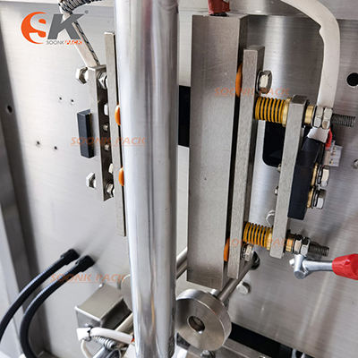 Envasadora vertical con dosificador a tornillo, L320/360QD-F