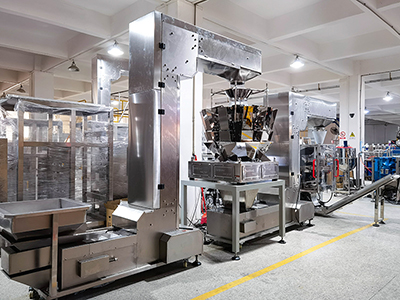 Envasadora vertical con pesadora multicabezal automática