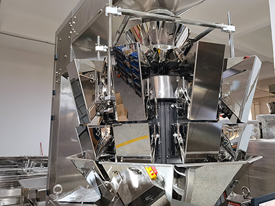 Envasadora vertical con pesadora multicabezal automática