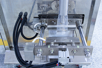 Envasadora vertical con dosificador a pistón, tipo Y