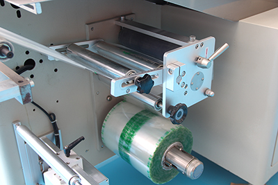 Envolvedora horizontal flow-pack de rodillo inferior