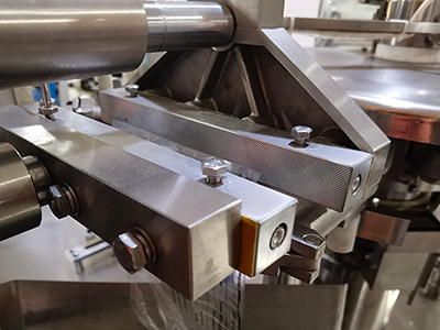 Envasadora rotativa con dosificador a pistón YT