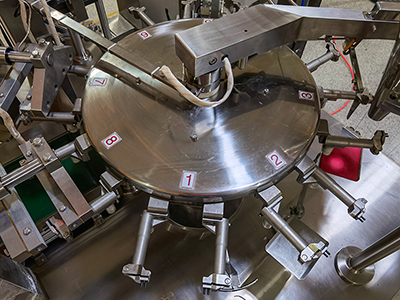 Envasadora rotativa con dosificador a pistón YT